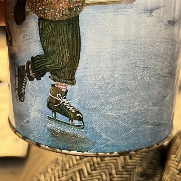Limited Edition Tim Hortons collector tin. “Skating Pond” Collector series #003 - Picture 8 of 8